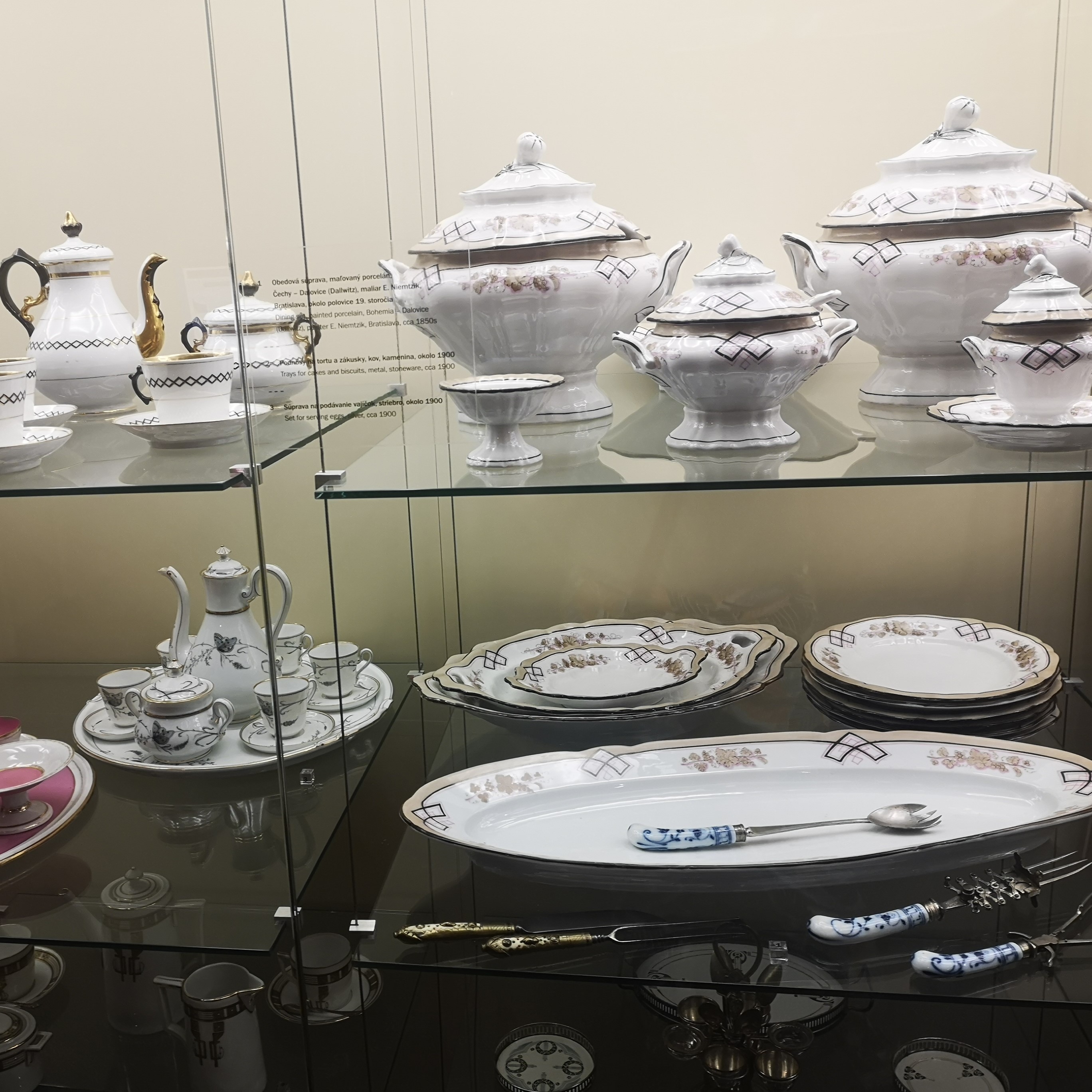 Two rows of ceramics, dinner services and turines.